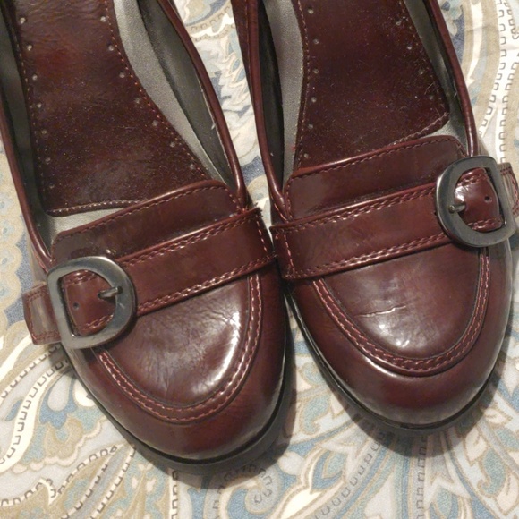 Shoes - Picture 2 of 7